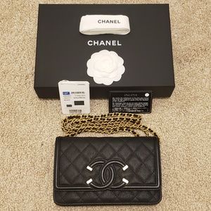 ✔✔SOLD✔✔ Authentic CHANEL Filigree Wallet On Chain